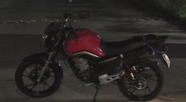 Imagem de moto vermelha de alta cilindrada usada por criminosos que atropelaram uma mulher grávida enquanto fugiam da polícia - Metrópoles