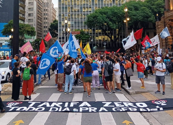Imagem colorida mostra grupo de pessoas fazendo protesto contra o aumento na tarifa de trem e metrô em São Paulo - Metrópoles