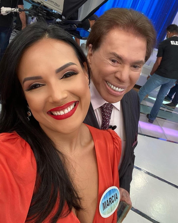 Márcia Dantas posa, sorridente, ao lado de Silvio Santos - Metrópoles