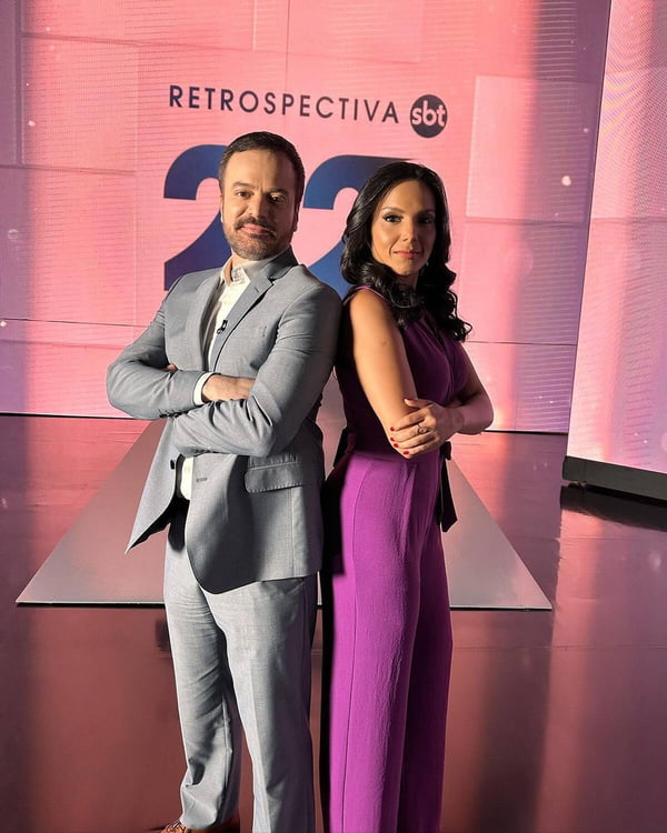 Márcia Dantas e Marcelo Torres posam nos bastidores da Retrospectiva SBT - Metrópoles
