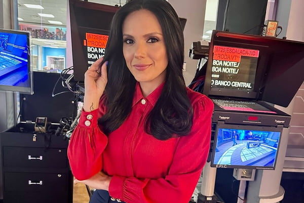 Márcia Dantas posa nos bastidores do CBT Brasil com um look vermelho - Metrópoles