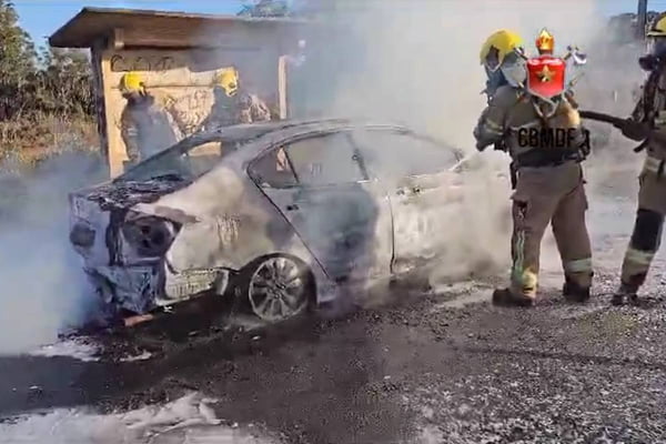 Vídeo: carro fica carbonizado após batida em rodovia do DF