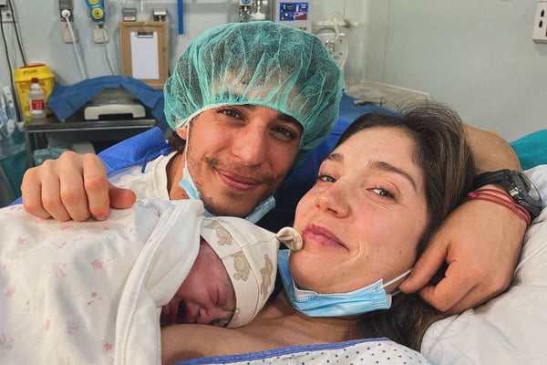 Miguel Herrán em foto no hospital, ao lado da esposa e do filho recém-nascido - Metrópoles