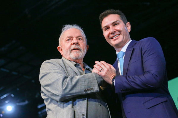Em foto colorida, o presidente Luiz Inácio Lula da Silva com o ministro das Cidades, Jader Filho