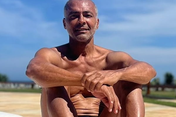 Romário posa, sorridente, na praia - Metrópoles