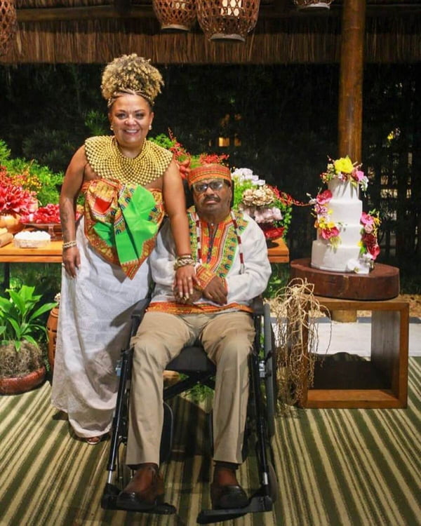 Babi e Arlindo Cruz posam juntos durante festa de renovação dos votos - Metrópoles