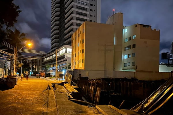 imagem colorida rua desaba e moradores sao evacuados em goiania