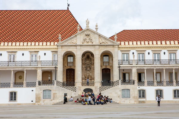 Imagem colorida da fachada do Instituto Politécnico de Coimbra, em Portugal - Metrópoles