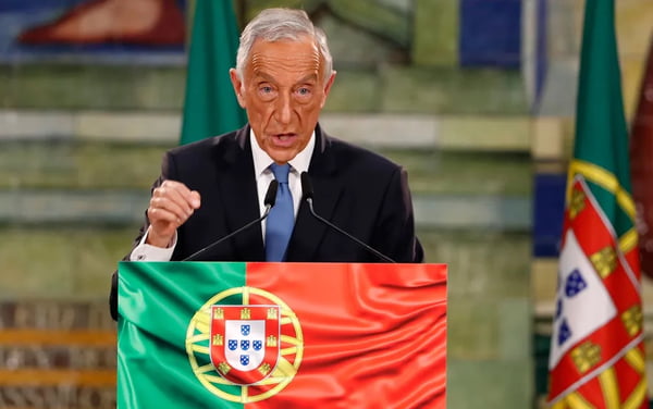 O presidente reeleito de Portugal, Marcelo Rebelo de Sousa, discursa após a divulgação do resultado oficial da eleição presidencial, em Lisboa, no domingo (24)