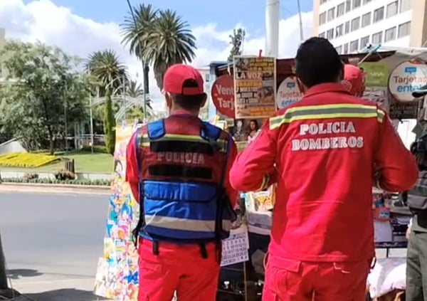 Imagem colorida de bombeiros bolivianos durante atendimento a estudante - Metrópoles