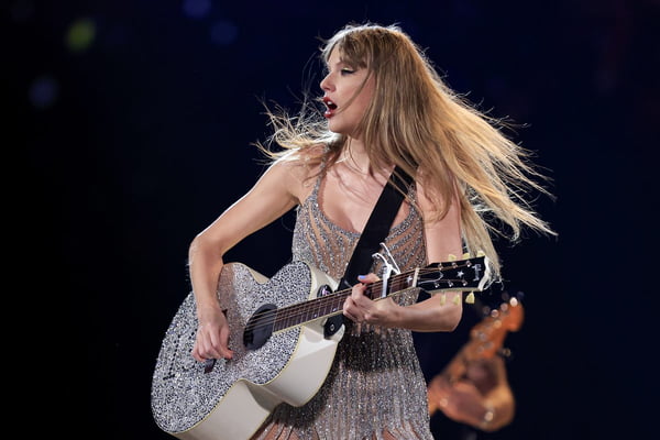 Imagem da cantora Taylor Swift durante show no Brasil - Metrópoles