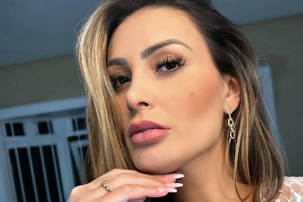 Andressa Urach: mulher loira com olhos castanhos - Metrópoles