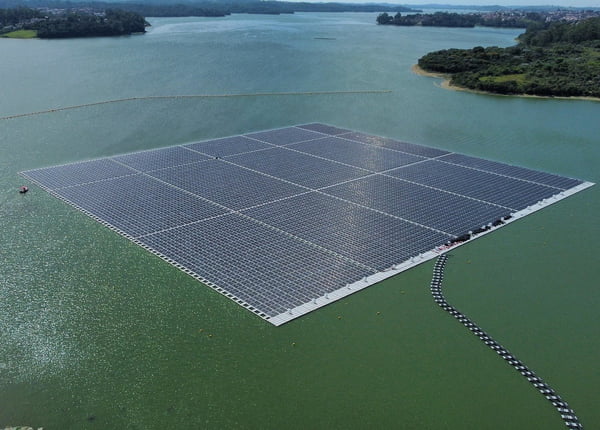 Imagem aérea mostra conjunto de placas solares na represa - Metrópoles