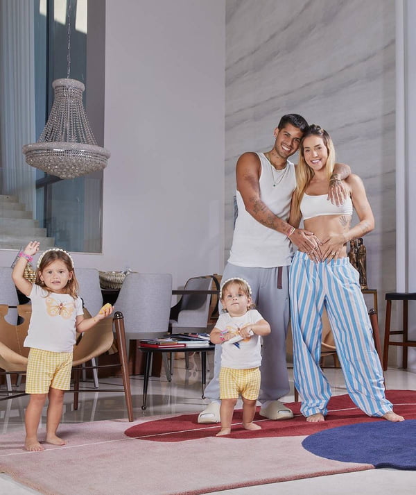 foto colorida de virginia fonseca e ze felipe de pé com as duas filhas - metrópoles