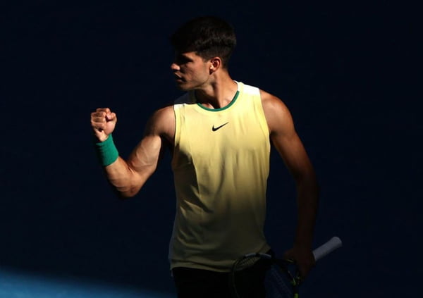 imagem mostra o tenista espanhol Carlos Alcaraz comemorando vitória no Aberto da Austrália