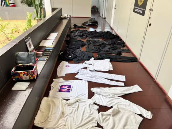 Imagem colorida mostra objetos encontrados pela polícia em centro espírita comandado por PM aposentado que se dizia médium e acabou acusado por assédio e estupro - Metrópoles