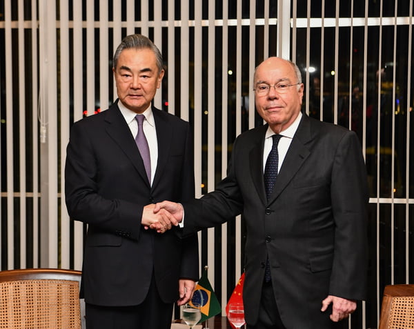 Imagem do ministro das Relações Exteriores do Brasil, Mauro Viera, de palitó preto, comprimentando o chanceler chinês, Wang - Metrópoles