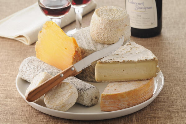 Foto colorida de vários queijos - Metrópoles