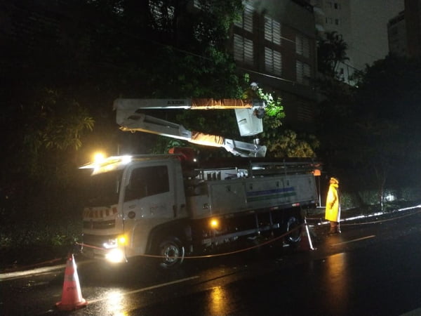 Imagem colorida mostra caminhão da Enel trabalhando após a queda de uma árvore pelas fortes chuvas na Vila Mariana causar falta de energia no bairro, que fica na zona sul de São Paulo - Metrópoles