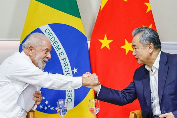Foto colorida do presidente Luiz Inácio Lula da Silva (PT) com o ministro dos Negócios Estrangeiros da China, Wang Yi - Metrópoles