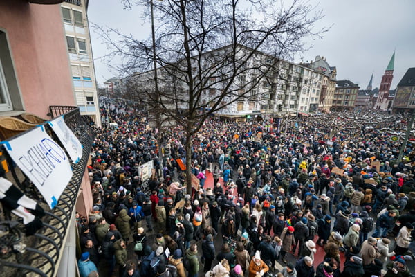 Foto colorida de protestos na Alemanha contra o partido de extrema direita AFD - Metrópoles