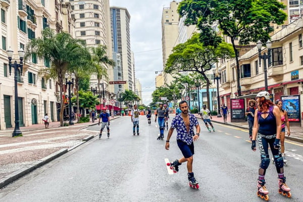 Imagem colorida de patinador na Avenida São João - Metrópoles