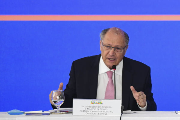 vice-presidente e ministro MDIC, Geraldo Alckmin, entrega ao presidente da República, Luiz Inácio Lula da Silva, a nova política com o Plano Mais Produção 5
