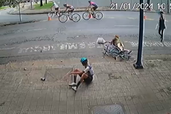 Imagem colorida mostra o momento em que idosa é atropelada por ciclista - Metrópoles