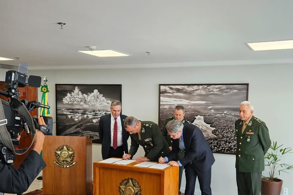 MInistro Luís Roberto Barroso assina acordo com general do Exército Tomás Paiva, no STF