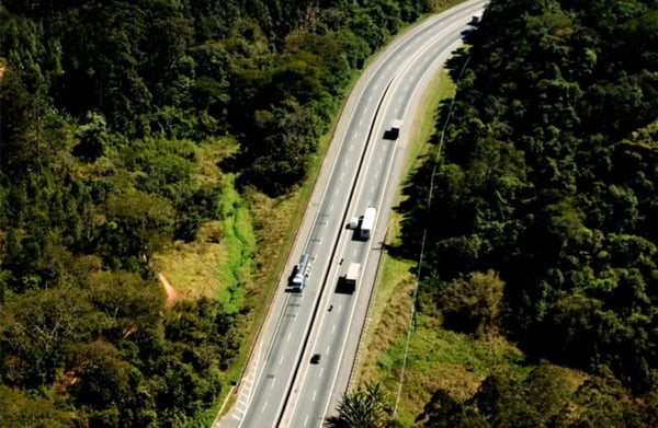 Imagem mostra rodovia Anhanguera, em São Paulo; local é um dos que mais registram acidentes - Metrópoles