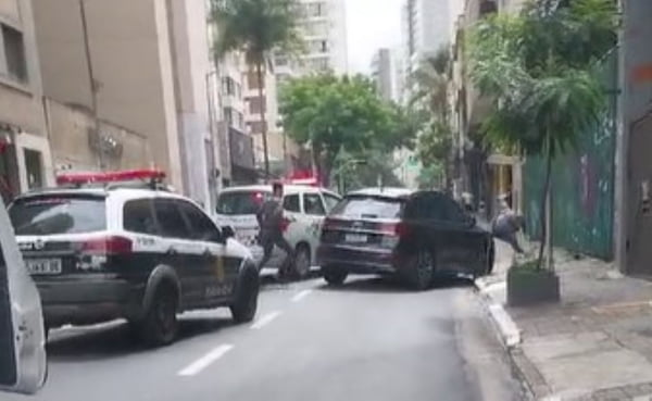 Imagem colorida mostra policial militar (PM) sendo atropelado por motorista de carro preto na Rua Augusta, no centro de São Paulo - Metrópoles