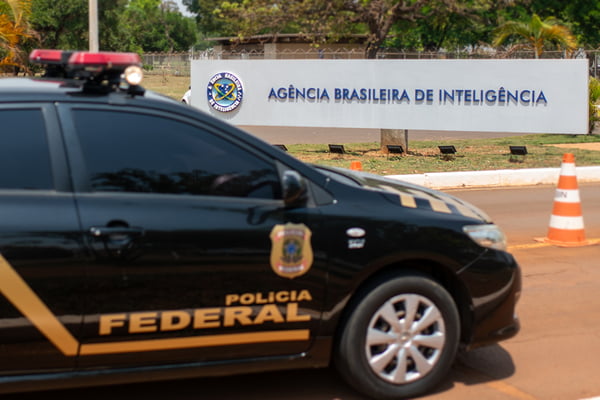 Carro da Policia Federal em frente a A sede da Abin, em Brasília