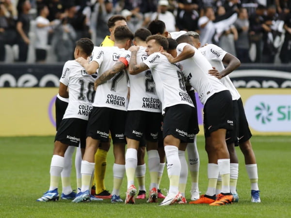 Foto colorida do elenco do Corinthians - Metrópoles