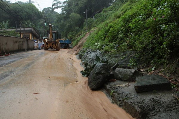 foto colorida de Santos, que registrou deslizamentos de encostas em estradas, queda de muros e blocos rochosos devido às fortes chuvas - Metrópoles
