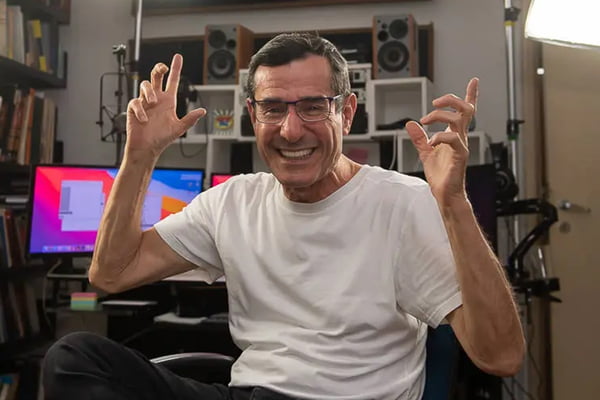 Arnaldo Duran posa em seu estúdio dentro de casa - Metrópoles