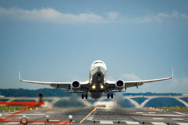 Imagem colorida de avião decolando em aeroporto - Metrópoles