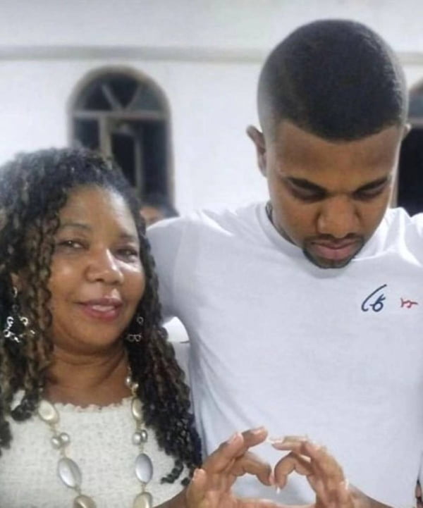 Foto colorida de mulher e homem negros com camisa branca