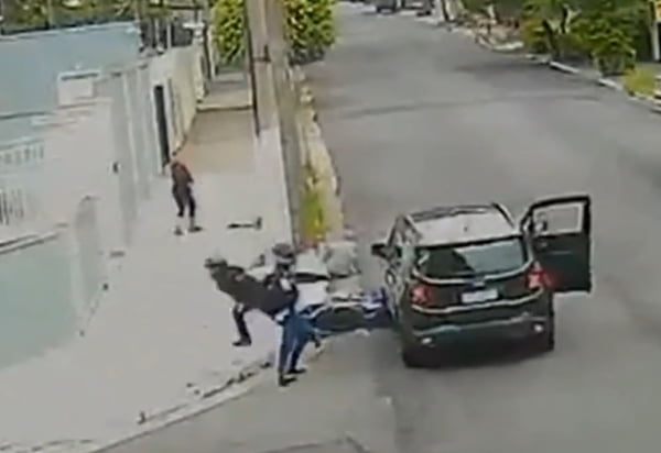 Imagem colorida mostra carro preto derrubando dois bandidos em uma moto em São Paulo - Metrópoles