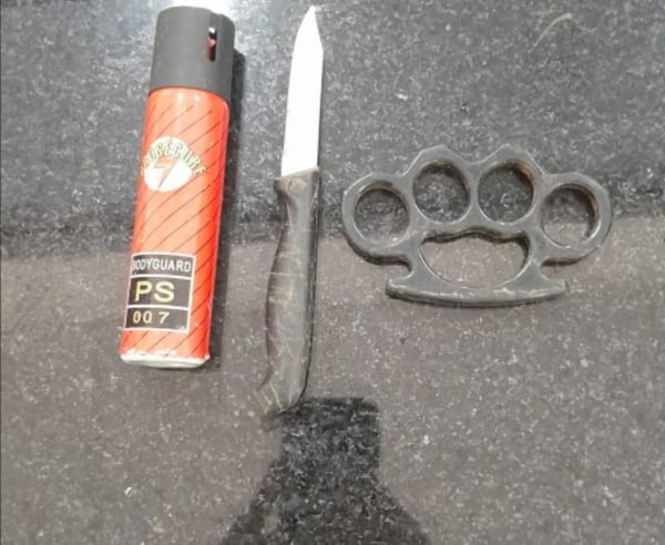Imagem mostra spray de pimenta, faca e soco inglês usados por suspeitos de atacar integrantes do MBL na Paulista - Metrópoles