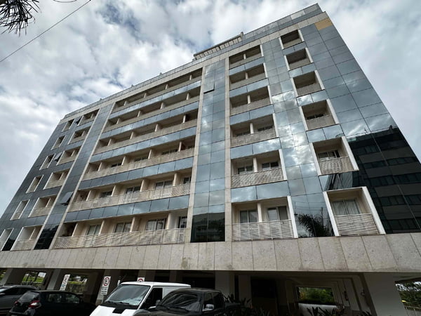 Foto colorida da fachada de prédio onde Carlos Bolsonaro tem um apartamento em Brasília