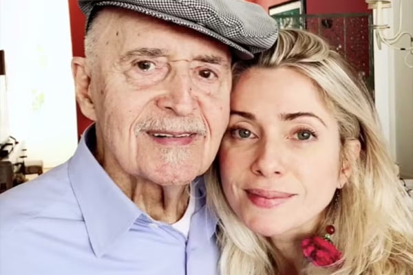 Print de um vídeo colorido de Letícia Spiller com seu pai, Mauro Spiller, no Instagram - Metrópoles
