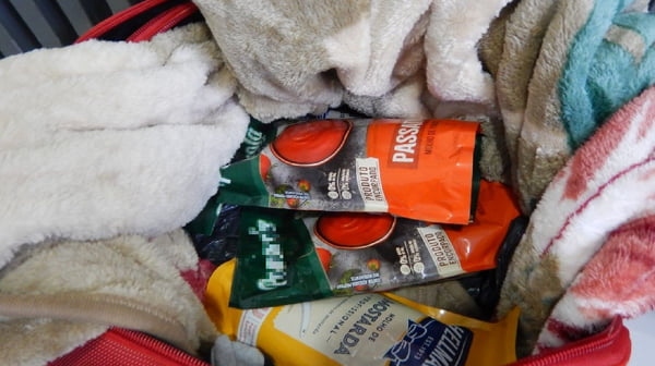 Imagem colorida mostra produtos alimentícios que tinham drogas nas embalagens e que foram apreendidos pela PF - Metrópoles