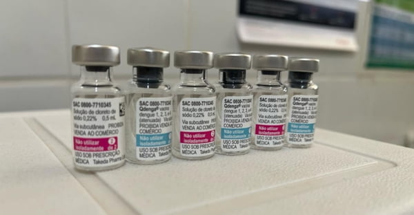 Foto colorida de doses da vacina contra a dengue produzida pelo laboratório Takeda - Metrópoles