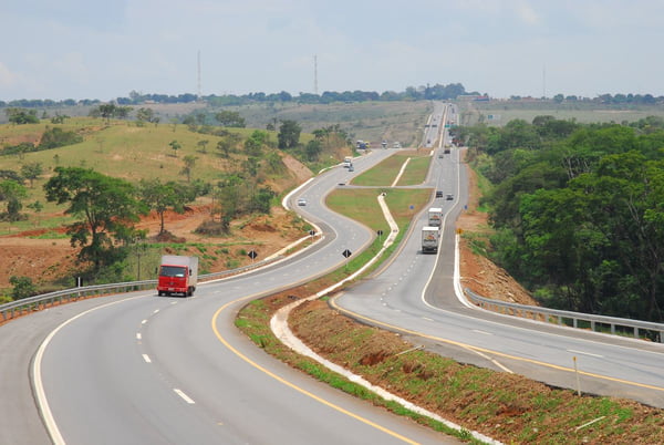 Imagem colorida de Obras de recuperação da rodovia BR 060 entre Anápólis e Brasília, em Goiás