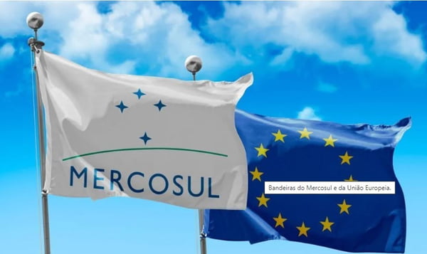 Imagem colorida de Bandeiras do Mercosul e União Europeia