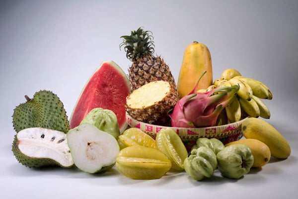 graviola, melancia, banana, mamão e outras frutas coloridas