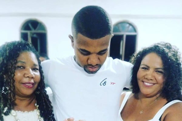 Foto colorida de Davi Brito, Elisângela e Mani Reggo - Metrópoles