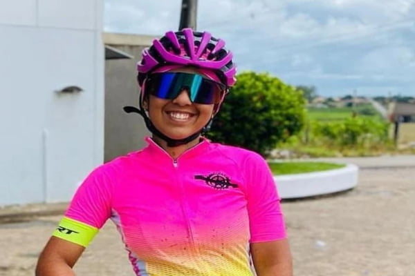 Imagem colorida de mulher vestindo equipamentos de ciclismo- Metrópoles