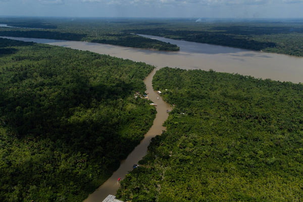 Foto colorida de rio na Amazônia - Metrópoles