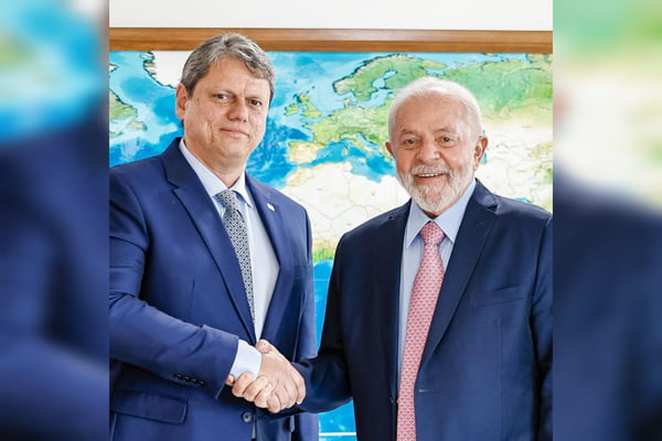 O governador de São Paulo, Tarcísio de Freitas, aperta a mão do presidente Lula